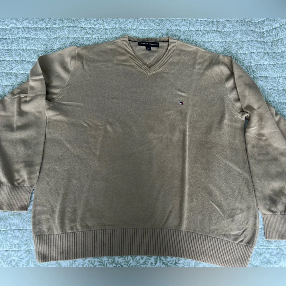 Men's Large Tommy Hilfiger V- Neck Sweater